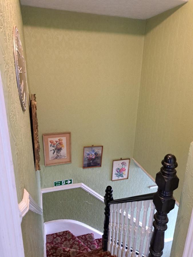 Luxury 5 Bedroom Near Seven Kings Train Station- 5 Room, 6 Bed And Sleeps 8 Guest Londra