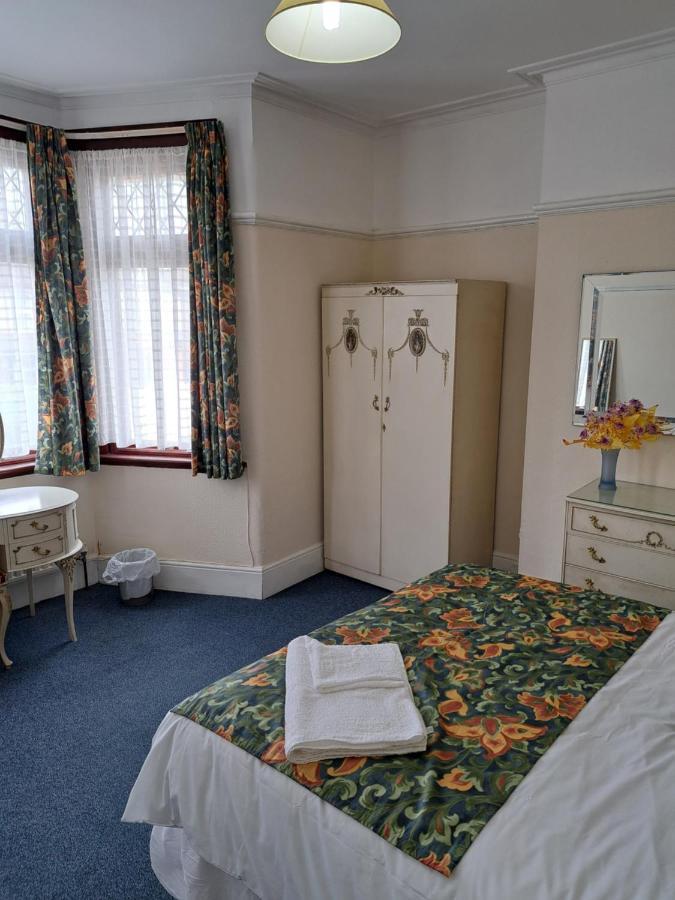 Luxury 5 Bedroom Near Seven Kings Train Station- 5 Room, 6 Bed And Sleeps 8 Guest Londra