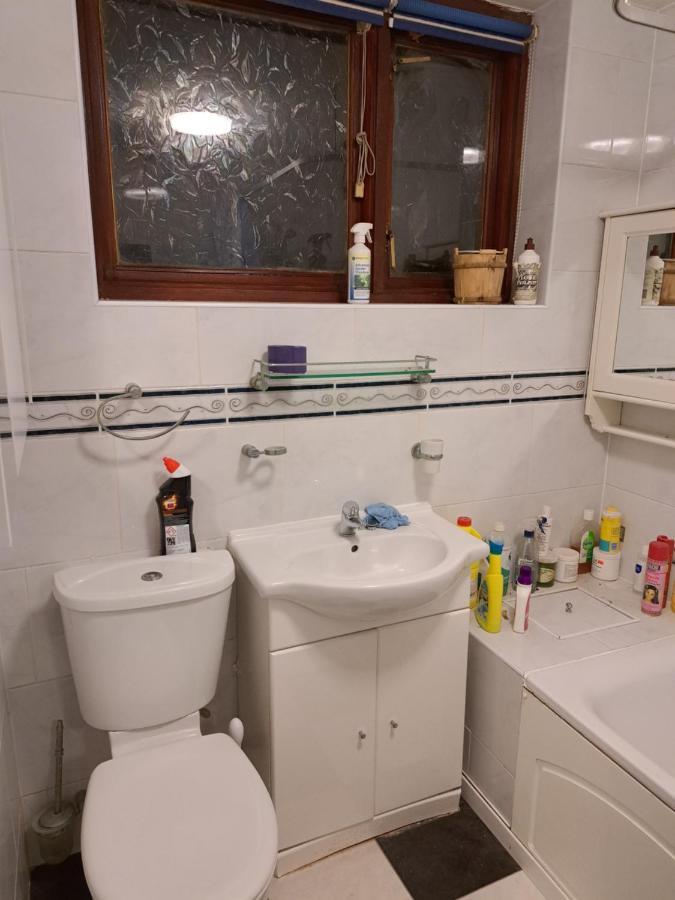 Luxury 5 Bedroom Near Seven Kings Train Station- 5 Room, 6 Bed And Sleeps 8 Guest Londra