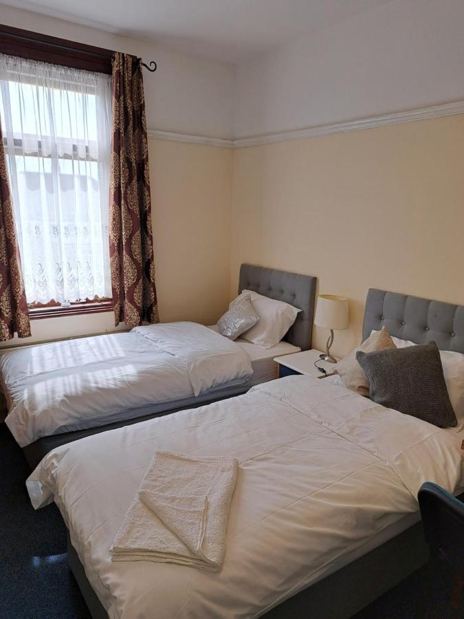 Luxury 5 Bedroom Near Seven Kings Train Station- 5 Room, 6 Bed And Sleeps 8 Guest * Londra
