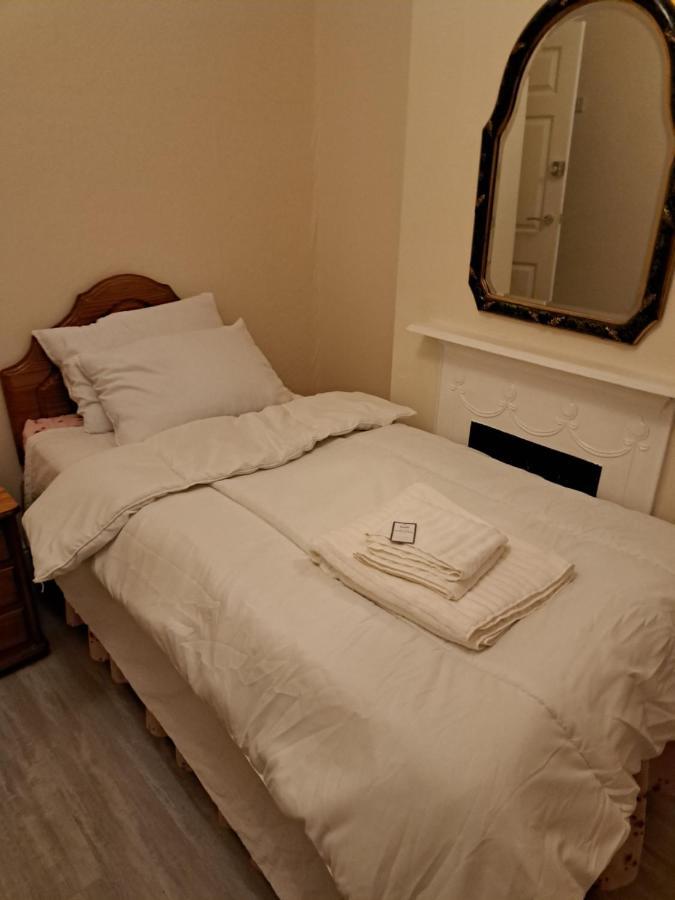 Luxury 5 Bedroom Near Seven Kings Train Station- 5 Room, 6 Bed And Sleeps 8 Guest Casa vacanze *