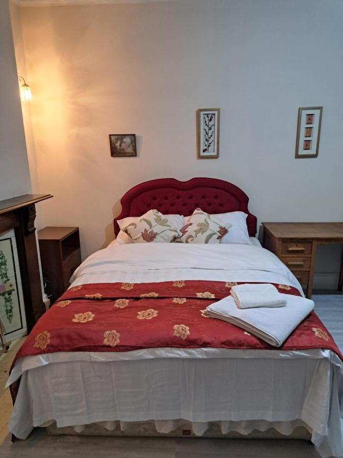 Luxury 5 Bedroom Near Seven Kings Train Station- 5 Room, 6 Bed And Sleeps 8 Guest Londra