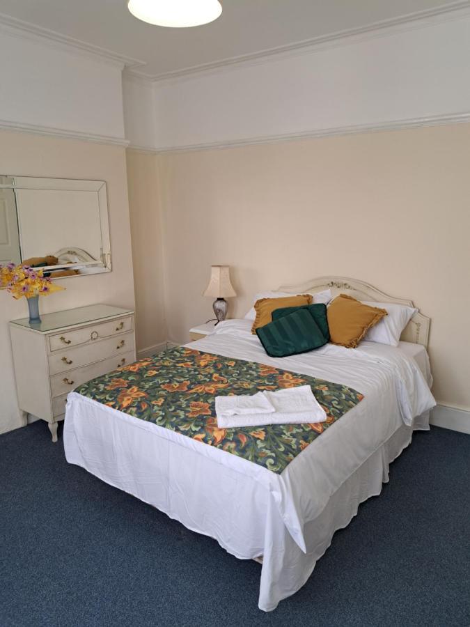 Casa vacanze Luxury 5 Bedroom Near Seven Kings Train Station- 5 Room, 6 Bed And Sleeps 8 Guest *