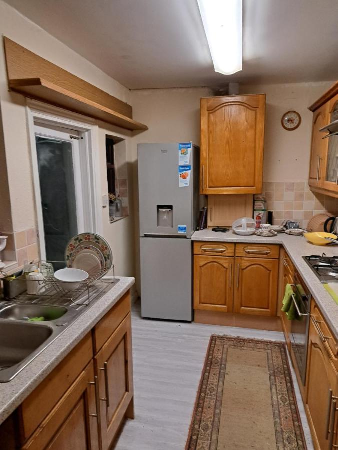 Luxury 5 Bedroom Near Seven Kings Train Station- 5 Room, 6 Bed And Sleeps 8 Guest Londra