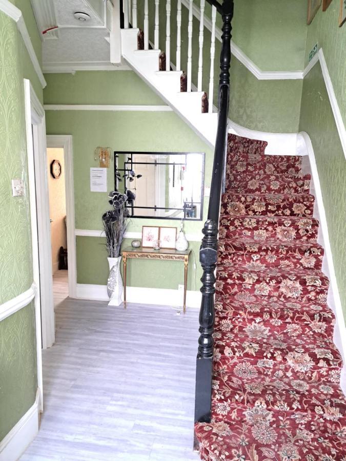 Luxury 5 Bedroom Near Seven Kings Train Station- 5 Room, 6 Bed And Sleeps 8 Guest Casa vacanze