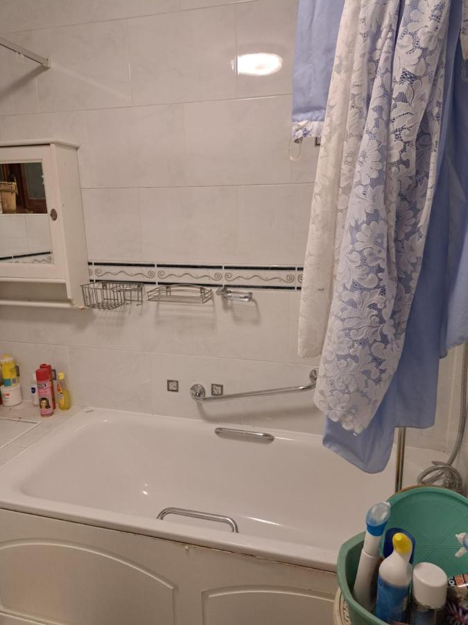 Luxury 5 Bedroom Near Seven Kings Train Station- 5 Room, 6 Bed And Sleeps 8 Guest * Londra