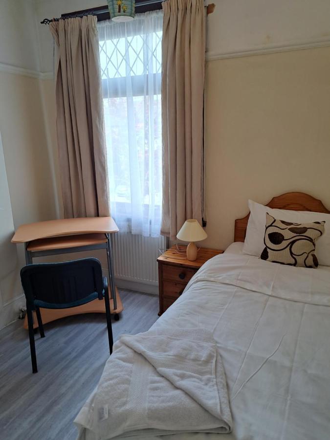 Luxury 5 Bedroom Near Seven Kings Train Station- 5 Room, 6 Bed And Sleeps 8 Guest Casa vacanze