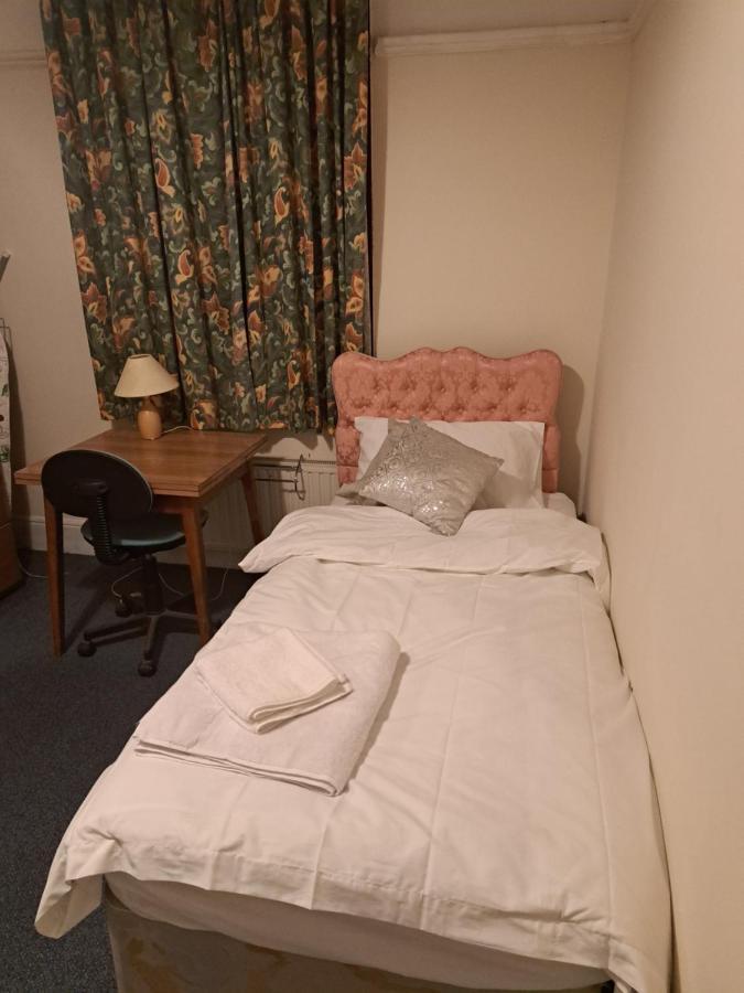 Luxury 5 Bedroom Near Seven Kings Train Station- 5 Room, 6 Bed And Sleeps 8 Guest Londra