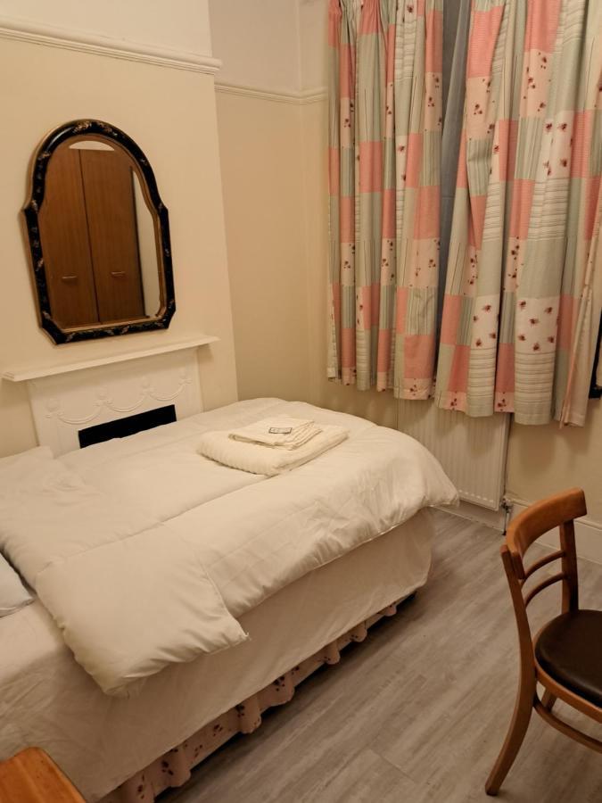 Luxury 5 Bedroom Near Seven Kings Train Station- 5 Room, 6 Bed And Sleeps 8 Guest * Londra