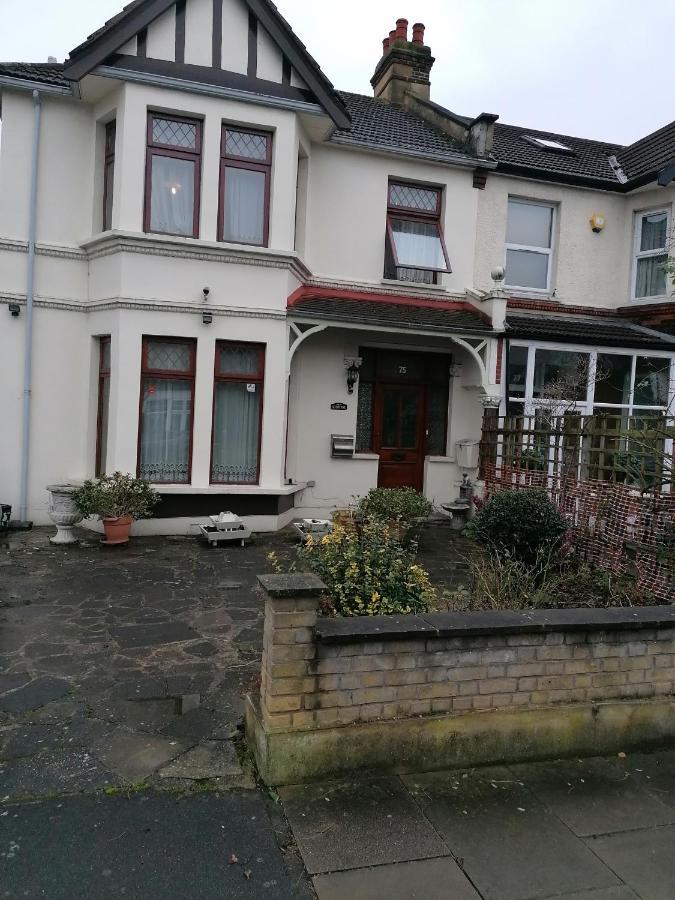 Luxury 5 Bedroom Near Seven Kings Train Station- 5 Room, 6 Bed And Sleeps 8 Guest Londra