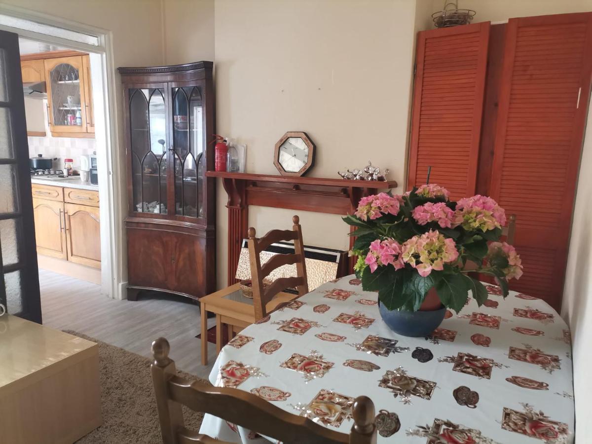 Casa vacanze Luxury 5 Bedroom Near Seven Kings Train Station- 5 Room, 6 Bed And Sleeps 8 Guest Londra